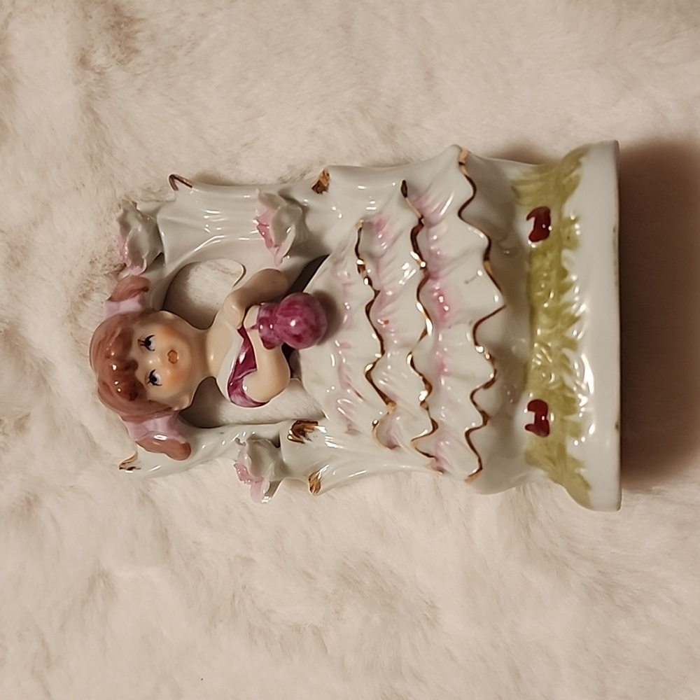 VINTAGE  PORCELINE  LITTLE GIRL FIGURINE.